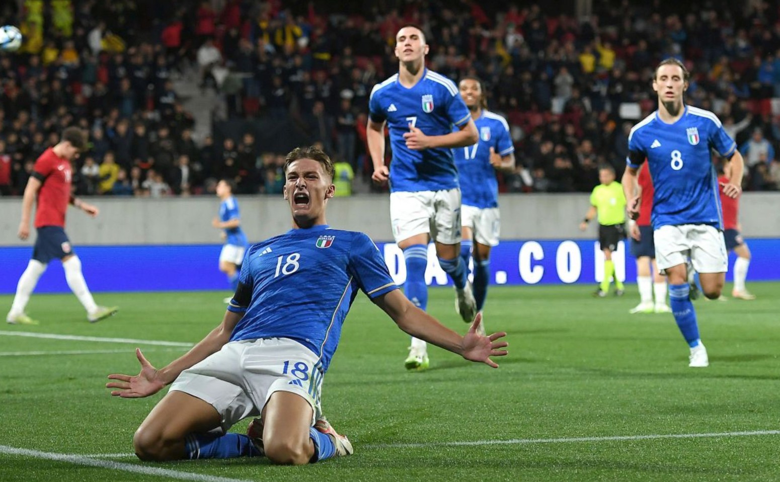 西班牙足协宣传反家暴：面对家庭暴力，直接出示红牌（西班牙足协发起反家暴倡议：对家庭暴力亮出红牌）