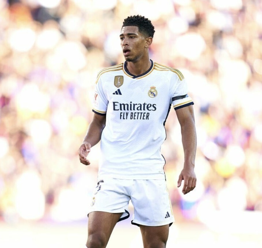 美媒：东契奇直接开着布加迪跑车来到今日与独行侠的比赛现场（美媒：东契奇驾布加迪亮相今日独行侠比赛现场）