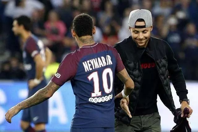 与亚马尔的对决？埃斯特旺：亚马尔是世界顶级，祝他一切顺利（埃斯特旺谈对阵亚马尔：他是世界顶级球员，祝他一切顺利）